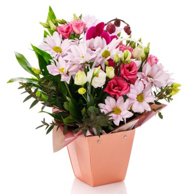 Pembe gerberalar, güller, Eustoma ve yeşil yapraklar beyaz arka planda pembe bir kutuda. Tebrik kartı.