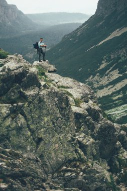 İnsan gezgin dağ zirvesinde hava manzarasının tadını çıkarıyor. Seyahat yaşam tarzı başarı konsepti macera aktif tatiller açık hava mutluluk özgürlük duyguları. Yüksek Tatras dağları.