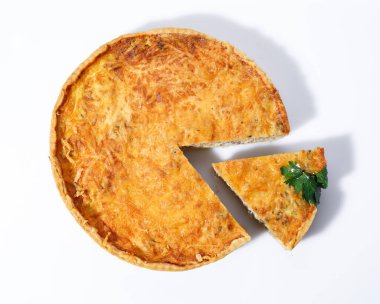 Beyaz arka planda şampiyonlar ve peynirli ev yapımı turta. Baharatlı mantarlı turta. Yeşillik ve fındıkla süslenmiş dilimlenmiş bir parça..