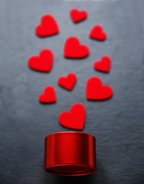 День Святого Валентина Фон Маленькой Красной Коробочкой Подарка Украшения Сердца — стоковое фото