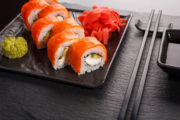 Sushi Hůlkami Zázvorem Sójovou Omáčkou Černé Misce Kamenné Desce Japonské — Stock fotografie