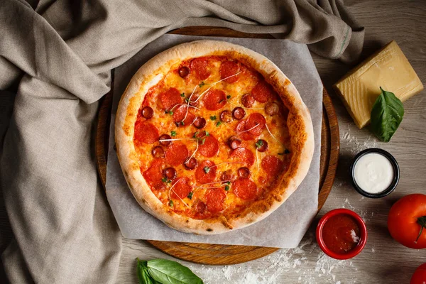 Pepperoni Pizza Amerikan Usulü Pizzalarda Popüler Bir Pizza Malzemesidir Peynirli — Stok fotoğraf
