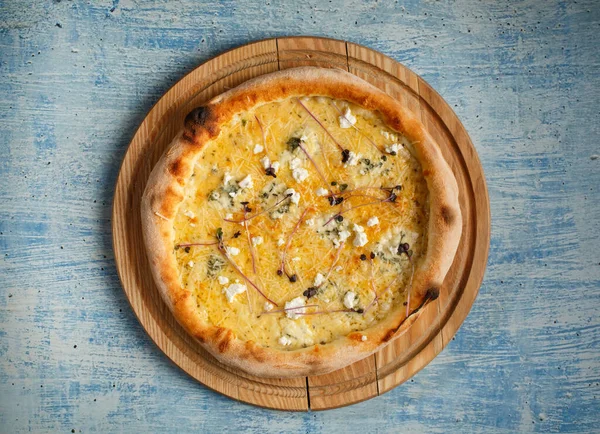 Top Uitzicht Ontbijt Pizza Blauwe Houten Tafel — Stockfoto