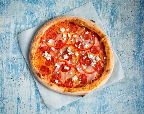 Bovenaanzicht Pizza Met Ham Salami Peper Kwark Pizza Ligt Een — Stockfoto