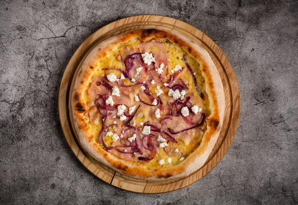 Pizza Met Ham Kaas Kwark Ligt Een Houten Plank Een — Stockfoto