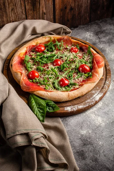 Talyan Mutfağı Kalın Kenarlı Ince Pizza Domates Soslu Pizza Roka — Stok fotoğraf
