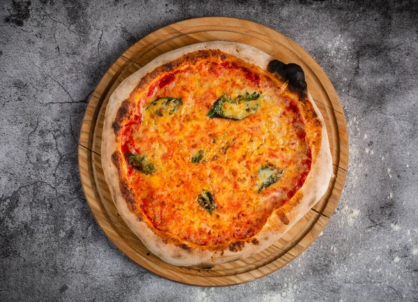 Vier Kazen Pizza Met Basilicum Bladeren Een Rond Houten Pizza — Stockfoto