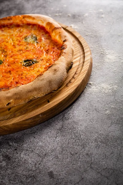 Beton Zemin Üzerinde Pizza Olan Ahşap Tahta Reklam Çekimi Menü — Stok fotoğraf