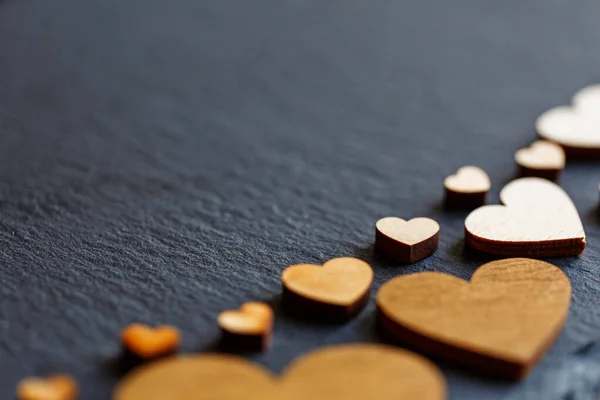 Kleine Lichte Houten Hartjes Een Donkere Achtergrond Valentijnsdag Liefdesconcept Plaats — Stockfoto