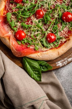 Tahta tahtada roka ve kiraz domatesli pizza. Taze ev yapımı pizza..