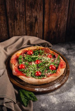 Yuvarlak ahşap tepside çıtır çıtır İtalyan pizzası..