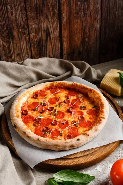 Biberli Pizza Eritilmiş Peynir Salam Dilimleri Ile Ahşap Bir Tahta — Stok fotoğraf