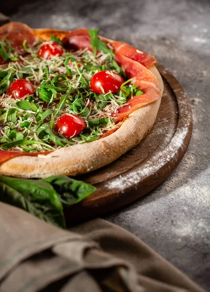 Arugula Prosciutto Ahşap Bir Tahtanın Üzerinde Kiraz Domatesli Pizza Menü — Stok fotoğraf