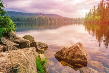 Yüksek Tatras Dağları Ulusal Parkı ve Strbske Slovakya 'daki güzel dağ gölü.