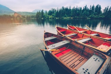Strbske Gölü 'ndeki rıhtımda kırmızı botlar. Yüksek Tatras Ulusal Parkı, Slovakya, Avrupa 'nın Sabah Görüşü.