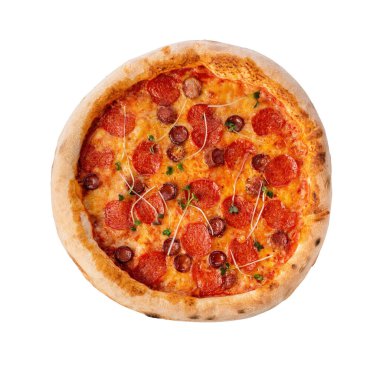 Beyaz arka planda izole edilmiş pizza. Domates soslu Bavyera pizzası füme et uzmanları için idealdir, çünkü baharatlı pepperoni ve baharatlı iki peyniri temel alır..