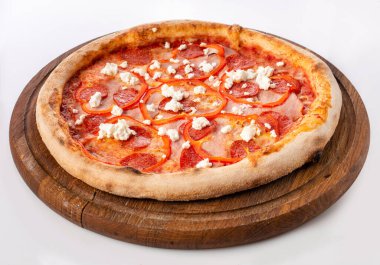 Tahta tezgahta sıcak pizzanın en üst görüntüsü. Pizza 4 sezon. Domateslerden yapılmış, baharatlı salamlı, yumuşak jambonlu ve tatlı biberli ve üç peynirli..