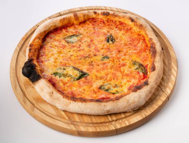 Tahta tezgahta sıcak pizzanın en üst görüntüsü. Pizza Margarita . Domates tabanı ve bolca mozarella. Hollanda peyniri ve taze fesleğen tadı..