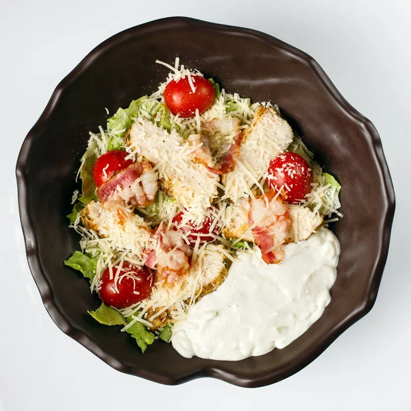 Caesar Salad Juicy Slices Chicken Steak Fresh Lettuce Tomatoes Toasted — Stock fotografie