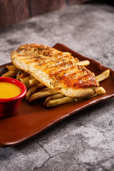 Hühnersteak Mit Pommes Serviert Mit Honig Senf Sauce — Stockfoto