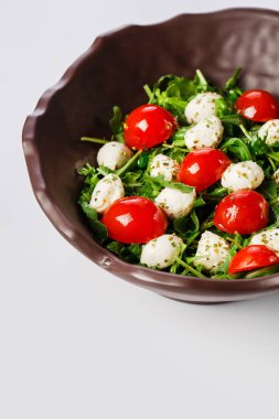 Caprese salatası. Sadece taze roka, kiraz domatesleri, sulu mini mozzarella ve kekik otu ve zeytinyağı karışımı..