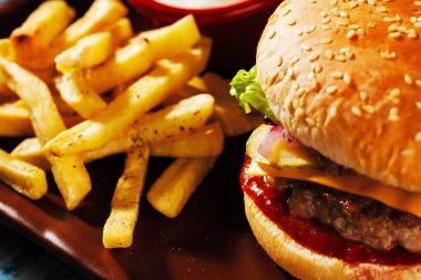 - Burger. Sulu domuz pirzolası, çedar peyniri, kızarmış soğan turşusu, iki sosun altına sarılmış marul. Patates kızartması ve krema sosuyla servis edilir..