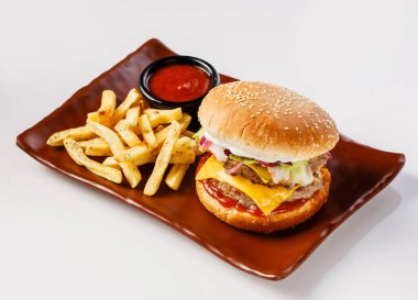 - Burger. Sulu domuz pirzolası, çedar peyniri, kızarmış soğan turşusu, iki sosun altına sarılmış marul. Patates kızartması ve krema sosuyla servis edilir..