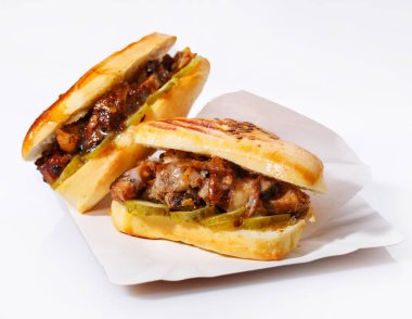 Beyaz arka planda etli ve turşulu güzel kokulu çörekler. Sokak yemekleri konsepti. Üst görünüm, kapat.