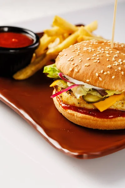 Burger Juicy Pork Cutlet Cheddar Cheese Crispy Pickled Onions Lettuce — Stockfoto