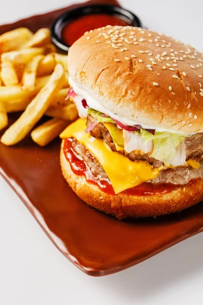 Burger Juicy Pork Cutlet Cheddar Cheese Crispy Pickled Onions Lettuce — Stok fotoğraf