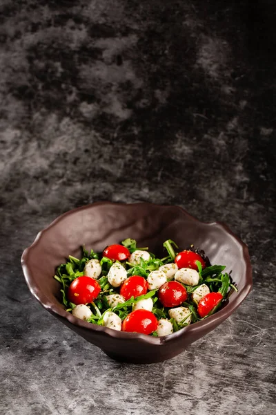 Caprese Saláta Kizárólag Friss Arugula Cseresznye Paradicsom Lédús Mini Mozzarella Stock Kép