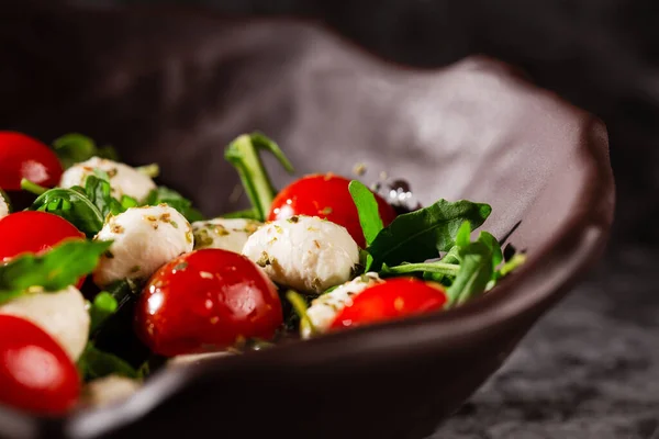 Caprese Saláta Kizárólag Friss Arugula Cseresznye Paradicsom Lédús Mini Mozzarella Jogdíjmentes Stock Fotók