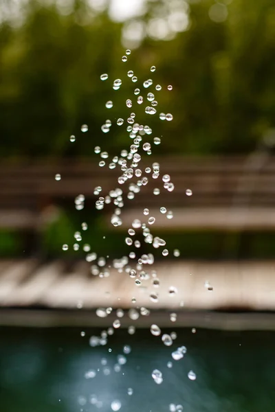 Närbild Många Droppar Vatten Som Uppstår Från Stänk Naturlig Grön — Stockfoto