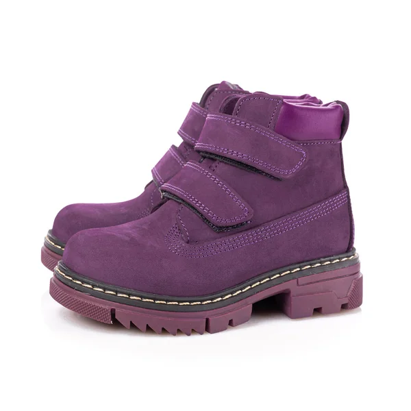 为幼儿设计的一双防水紫色鞋子的侧视图 被白色背景隔离 用天鹅绒保暖婴儿鞋 即将到来的秋天和冬天的概念 — 图库照片