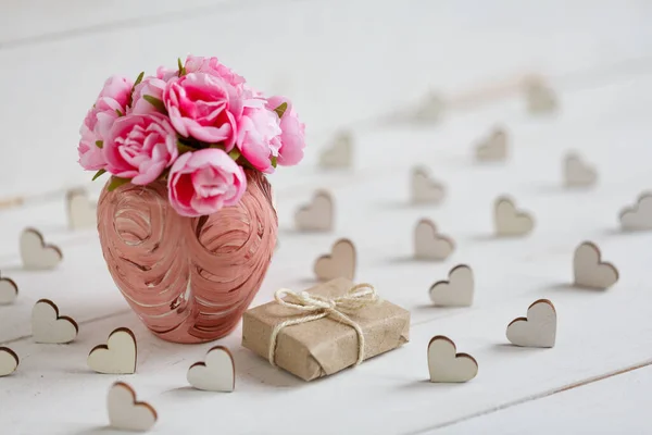 Little Pink Roses Beautiful Vase Little Gift Wrapped Kraft Paper — Foto de Stock