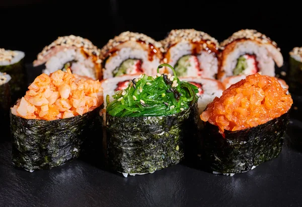 Sushi Broodjes Met Zeewier Garnalen Zalm Bestrooid Met Sesamzaad Een — Stockfoto