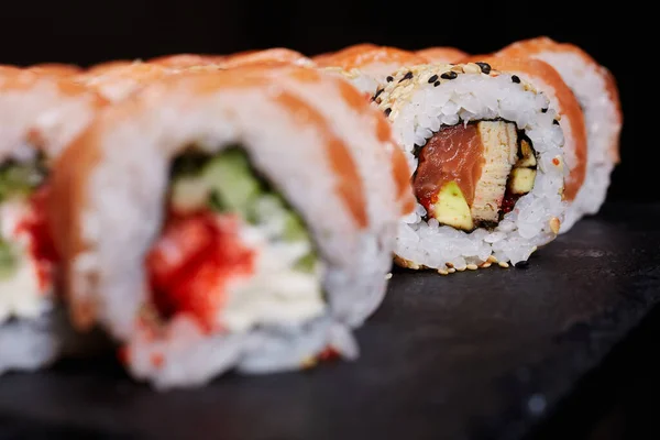 Szelektív Fókusz Egy Szeletelt Sushi Tekercset Lazaccal Tonhallal Avokádóval Japán — Stock Fotó