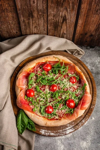 Yuvarlak Ahşap Tepside Çıtır Çıtır Talyan Pizzası Prosciutto Roka Kiraz — Stok fotoğraf