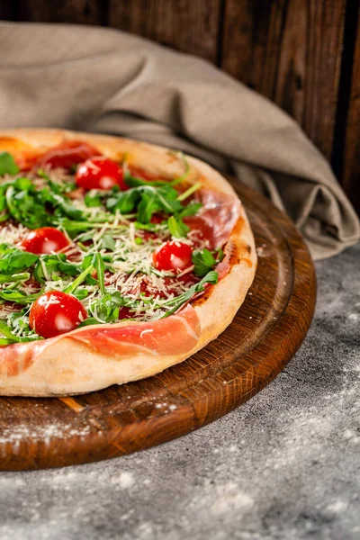 Geleneksel New York Usulü Pizza Prosciutto Roka Vişneli Domates Taze — Stok fotoğraf