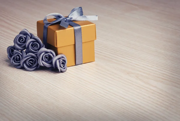 Сірі квіти і золота подарункова коробка — стокове фото
