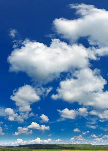 Krajina s modrou oblohou a mraky — Stock fotografie