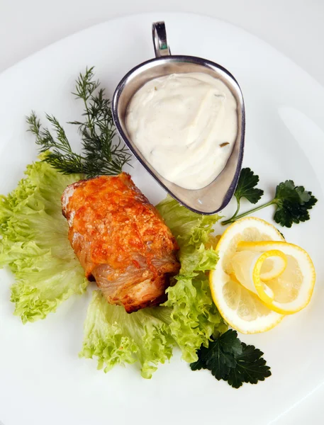 Мясо с соусом и салатом — стоковое фото