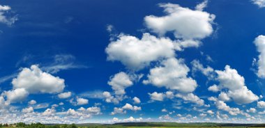 Mavi gökyüzü ve bulutlu manzara