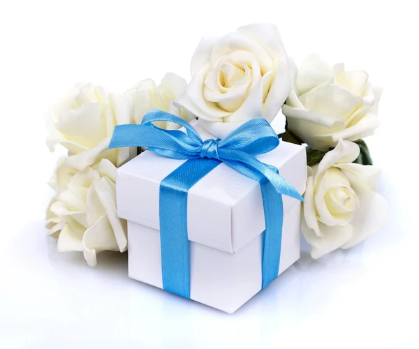 Witte bloemen en doos van de gift — Stockfoto