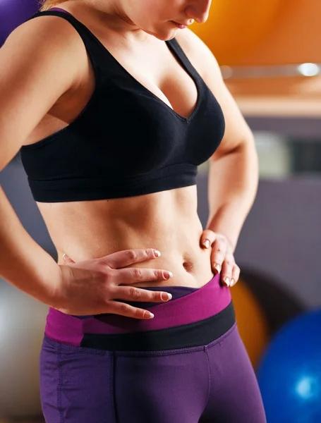 Sportig tjej i gymmet — Stockfoto