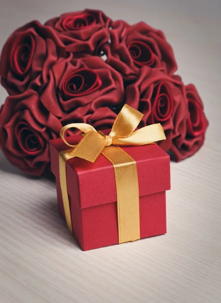 Flores rojas y caja de regalo —  Fotos de Stock