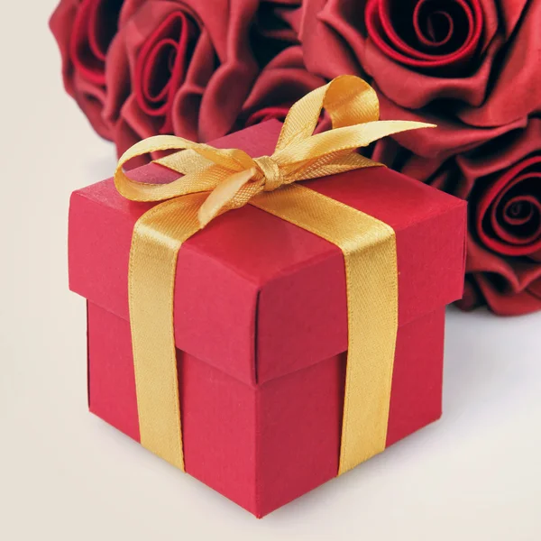 Červené květiny a dárkové krabice — Stock fotografie