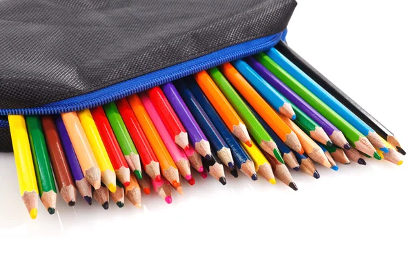 Crayons de couleur dans un étui à crayons — Photo