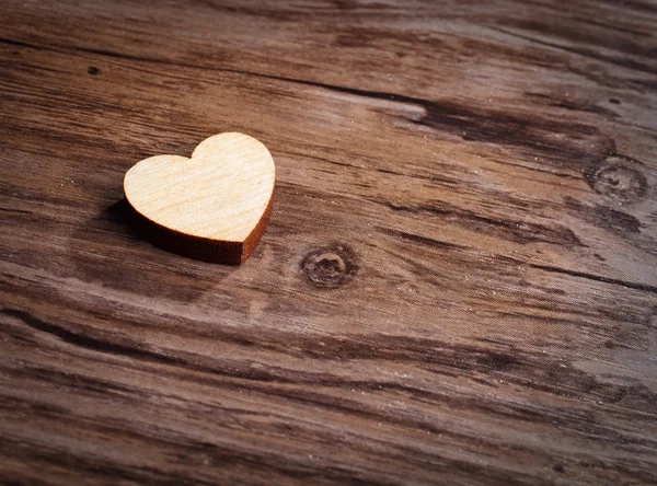 Herz auf Holzgrund — Stockfoto