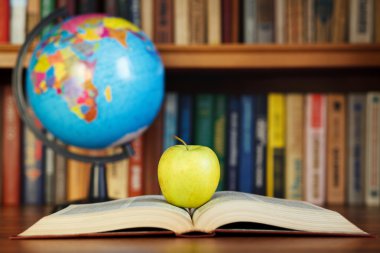 Apple açık kitap üzerine